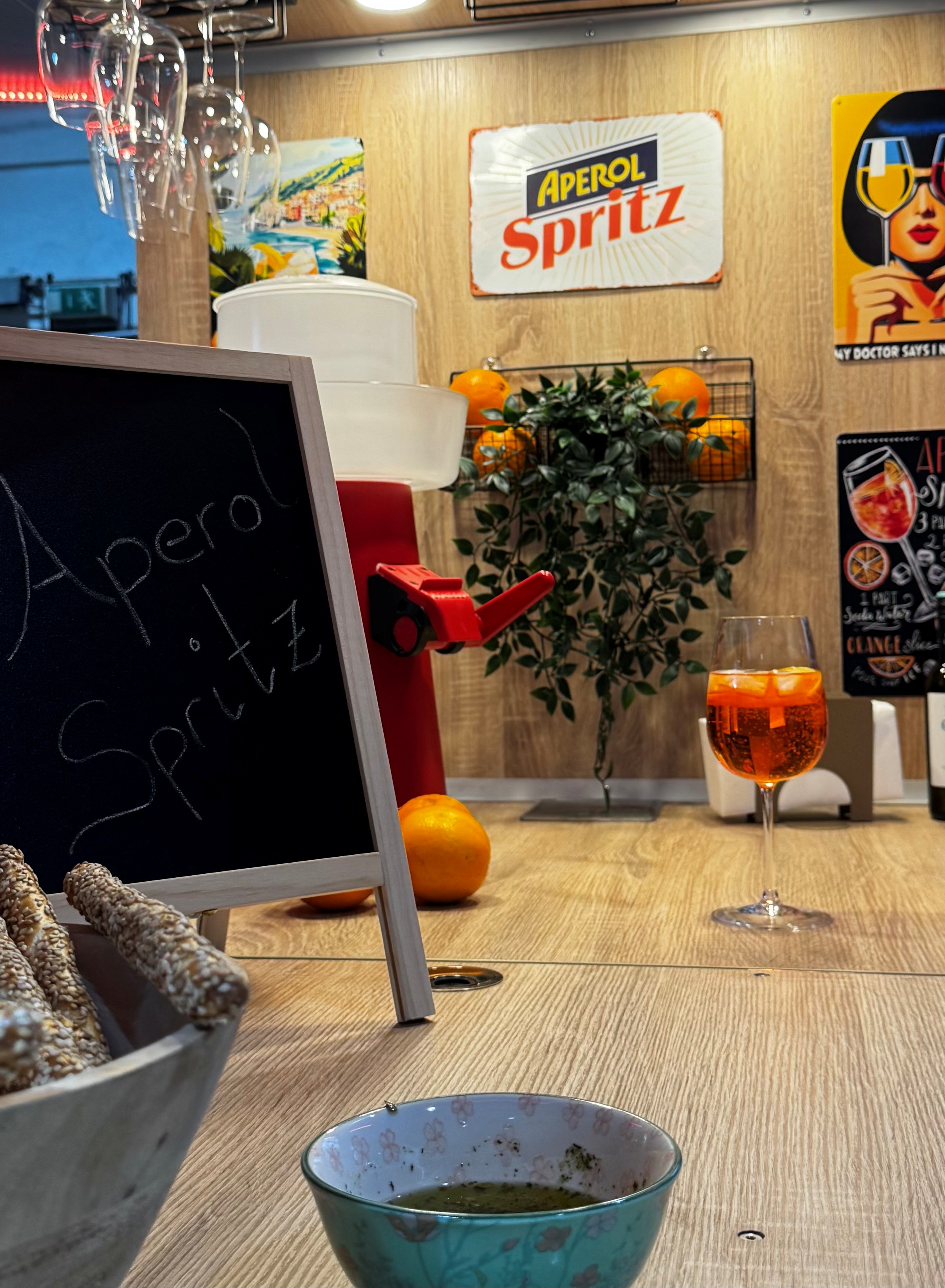 Innenansicht der Vino Apelino Ape Bar mit Aperol, Prosecco und Weinkühler