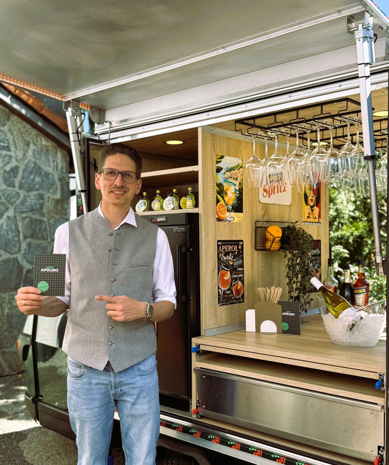 Jonas Ahewat – Inhaber von Vino Apelino an seiner mobilen Ape Bar